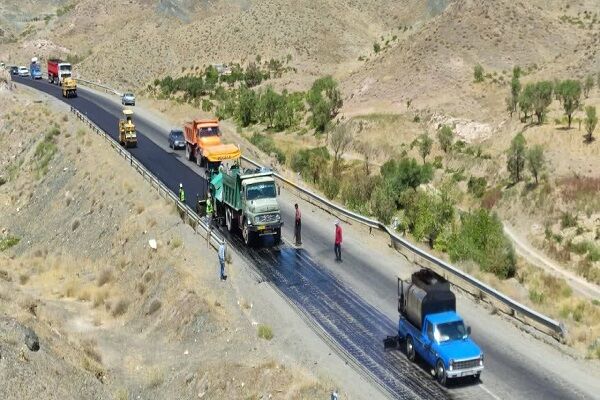 ببینید|عملیات اجرای روکش آسفالت گرم در محور چکنه آبروان خراسان رضوی به طول ۱۰ کیلومتر