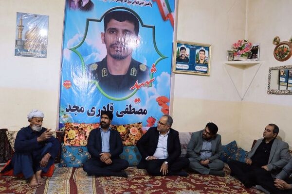 دیدار سرپرست شرکت عمران رامشار از خانواده شهید مصطفی قادری‌مجد در هفته دفاع مقدس