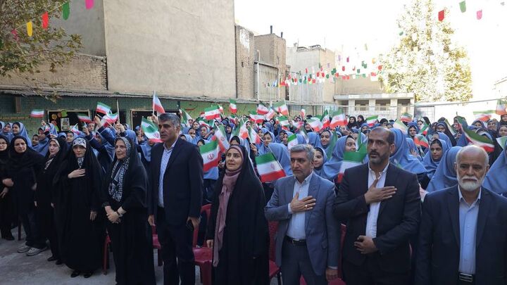 زنگ مهر با حضور وزیر راه و شهرسازی نواخته شد زنگ آغاز سال تحصیلی با حضور وزیر راه و شهرسازی در مدرسه شهدای هشتم شهریور نواخته شد