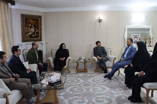 مسئولان وزارت راه و شهرسازی به دیدار خانواده شهید همکار در خراسان رضوی رفتند