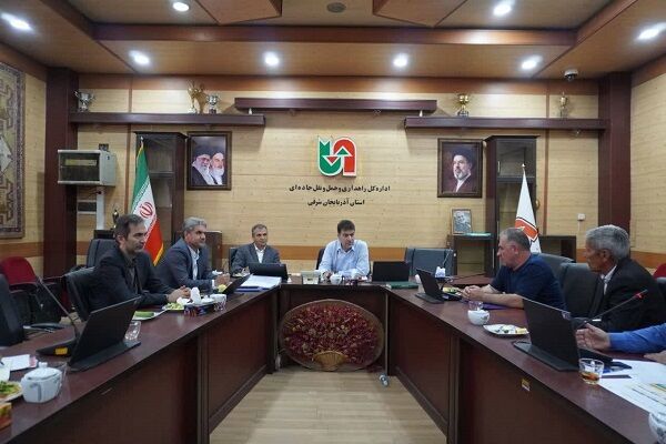 نشست مدیرکل راهداری و حمل‌ونقل جاده‌ای آذربایجان شرقی با پیمانکاران آزادراه تبریز - زنجان