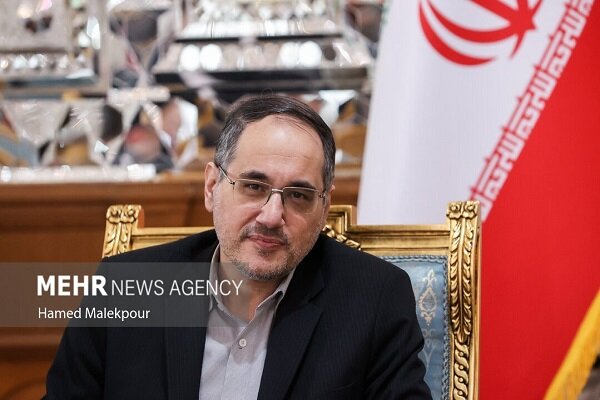نگاهداری: منفعت‌جویان از جیب مردم و آبروی فداکاران انقلاب خرج می‌کنند