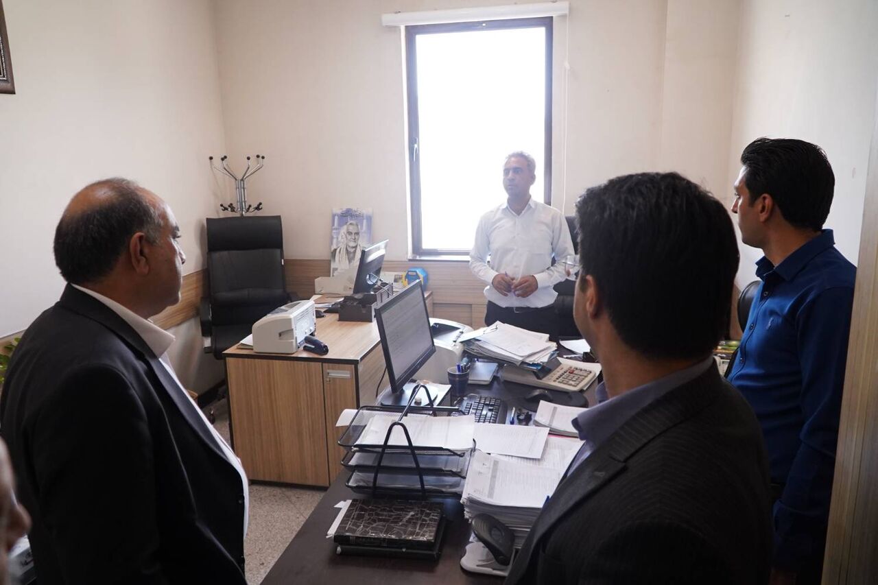 بازدید سرزده مدیرکل راه و شهرسازی کرمان از واحدهای اجرایی/ تاکید بر رفع چالش‌های کارکنان