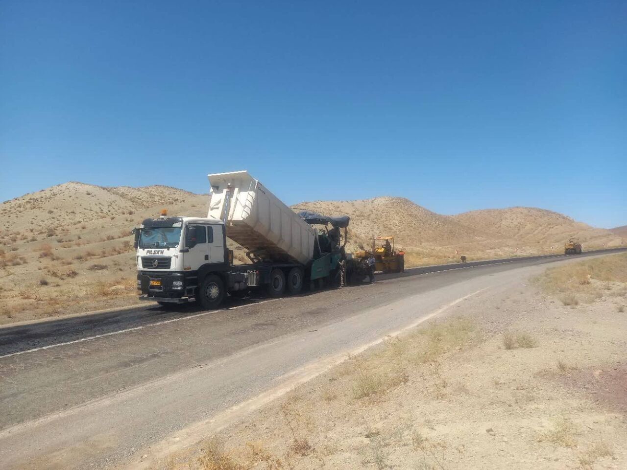 ببینید| آغاز عملیات روکش آسفالت محور فریمان ـ تربت‌جام به طول ۶ کیلومتر