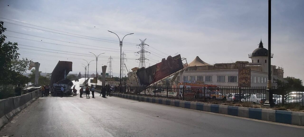 ترافیک و انسداد مقطعی در محور تهران-جاجرود بر اثر برخورد کشنده با پل عابر پیاده